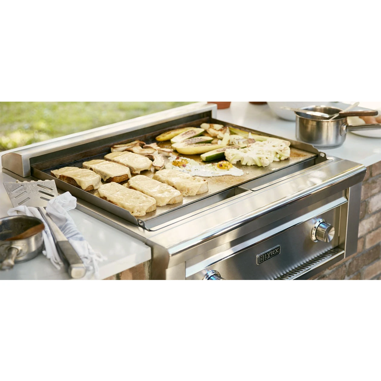 Lynx Asado 30-Inch Built-In Professional Flat Top Gas Grill - L30AG-LP/NG Lynx Asado 30-Inch Built-In Professional Flat Top Gas Grill - L30AG-LP/NG -Elite Patio Direct Shop